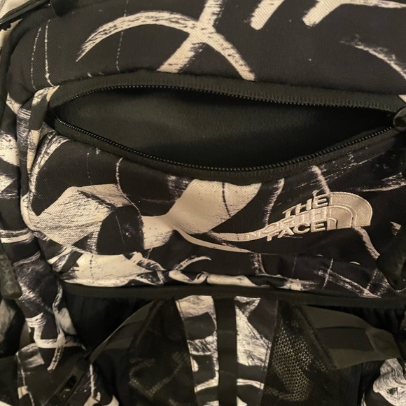 The North Face Recon Backpack - Picture 2 of 6